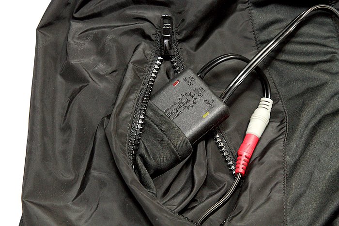 ワイヤレス温度コントローラーリモコンの受信部はとてもコンパクト。ジャケットの左ポケットにある内ポケットにぴったり入る設計でブラブラしない。完全防水のため、このまま洗濯してもOKだ。