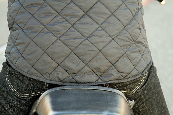 一見するとカジュアルなジャケットだが、ライディングウェアとしてよく考えられているのが裾の部分だ。背面の丈は長く、前傾姿勢を取っても背中や腰周りからの風の侵入を防いでくれる。