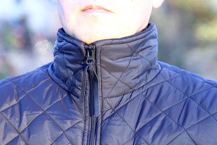 襟は8センチもある大型のもので、ファスナーを閉じれば首元からの寒風をシャットアウトしてくれる。また、襟の内側はフリース素材になっており、肌触りもよく、暖かさをキープしてくれる。