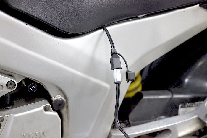 バッテリーへのアクセスが面倒な車両には、付属の車両ケーブルをつけておけば、コネクターを接続するだけでメンテナンスを行える。ケーブルはシート下などに収納しておけばいいだろう。