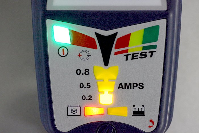 豊富な診断機能を持つオプティメートのモニター部。これは電圧低下しているバッテリーに接続した場合の表示で、0.2Aで高電圧（～22V）にて充電していることを示している。