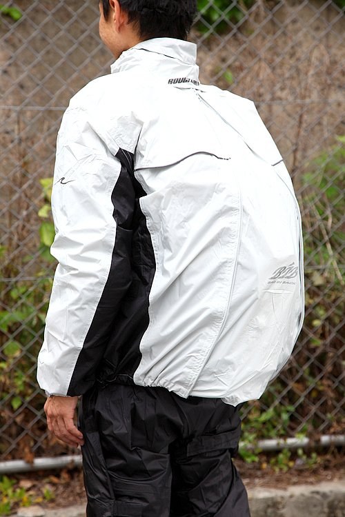 背中のジッパーを開くことでジャケットのサイズが大きくなり、カバンを背負ったままでもレインスーツを着用できる「Bag in Back（BIB）」システムを採用。デイバッグやウエストバッグに対応。