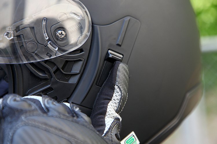 ヘルメット左側面に設置される、インナーバイザーの開閉レバー。タッチは良好でグローブをはめた手でも操作しやすい。レバー左側の凸部は、風切り音を軽減するためのエッジライン。