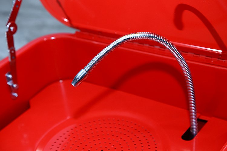 循環する洗油が放出される蛇口は、フレキシブルに曲がるため、パーツの大きさや形に合わせて最適な位置に調整できる。両手を使ってパーツ洗浄に集中できるから、作業がはかどる。