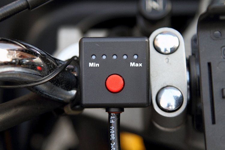 ハンドルマウントのほか、両面テープで車体に貼りつけることもできるコントローラースイッチ。温度調節は5段階で、赤いボタンを押すことにより、順々に温度が変わるロータリー式を採用。
