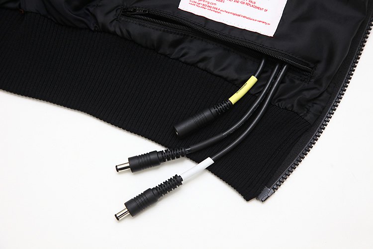インナージャケット内側左裾にケーブル収納ポケットがあり、電源未使用時でもコンパクトに着用できる。ケーブルは3本あり、白色がジャケット、黒色がグローブ＆パンツへの電源入力。黄色がパンツへの電源出力となっている。
