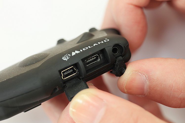 左からミニUSB、オーディオキット接続端子、外部入力端子。ミニUSBは充電とファームウェアアップデート用、オーディオキット端子はスピーカーとマイク、外部入力はミニジャック（φ2.5mm）でMP3プレイヤーなどを直接つなげられる。