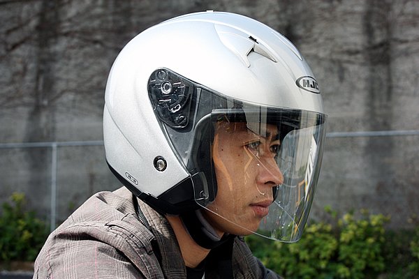 使わない時は、ヘルメット内部にサンバイザーを収納可能。収納時はスポーツジェットのようなスタイルになる。一見すると、サンバイザーが内蔵されているようには見えない。