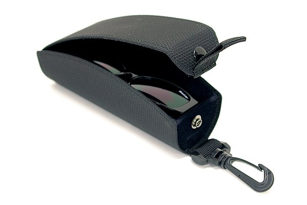 保管に便利なセミハードタイプのケースが付属。丈夫な造りでツーリングバッグの中にいれておいても安心だ。