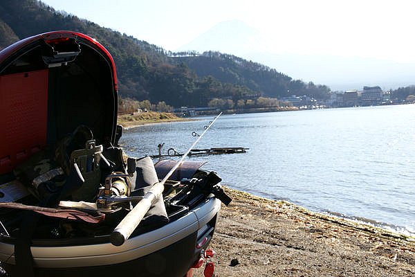 装備品が多い釣りでも、大型バイクと大型トップケースの組み合わせならご覧の通り。クルマで行けないポイントを攻められます。