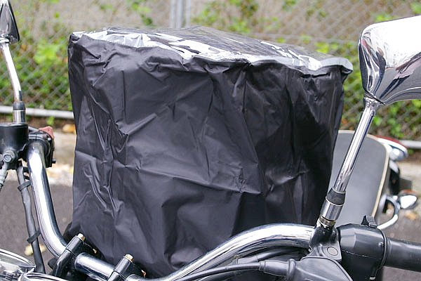 付属のレインカバーはバッグを最大限に拡大した場合も使用可能。上部は地図が見えるよう透明になっている。