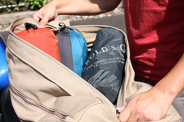 バッグの腹を大きく開けるかのような大きなファスナーが付けられており、旅先ではここを主に使用するケースが多いだろう。バッグの底に埋もれやすい使用頻度の低い用品もここから楽に取り出せる。
