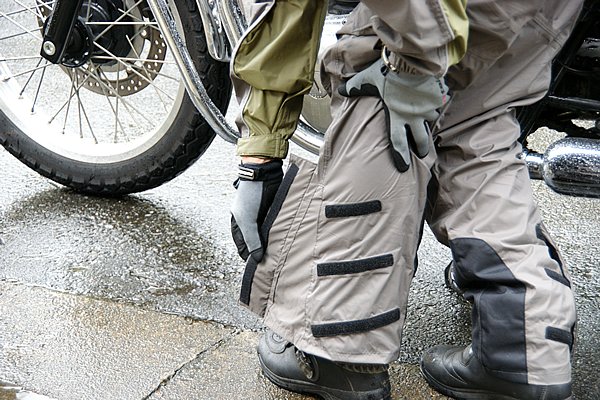 パンツがずり上がることによるブーツ内への浸水を防ぐため、入念にベルクロテープを装備。ショートブーツにも対応する。
