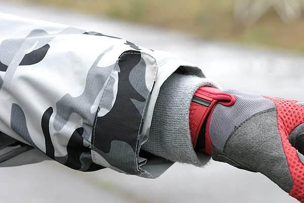 袖口から侵入する冷たい走行風にはインナーリブで防御。素材は伸縮性のあるニット。手首まで包むグローブとの合わせ技で防寒効果アップ。