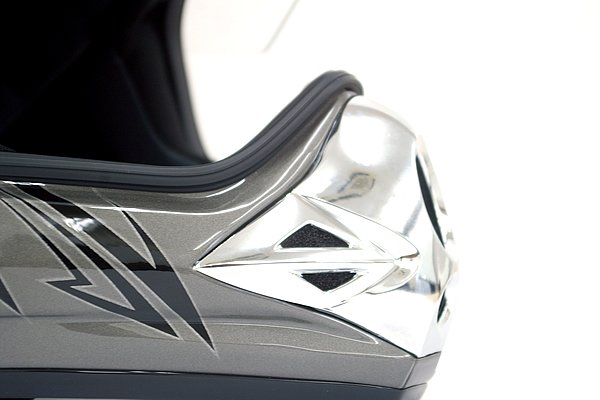HJCヘルメットお得意のクロームメッキパーツを採用。スピード感のあるグラフィックデザインとの組み合わせで、質感を向上させている。