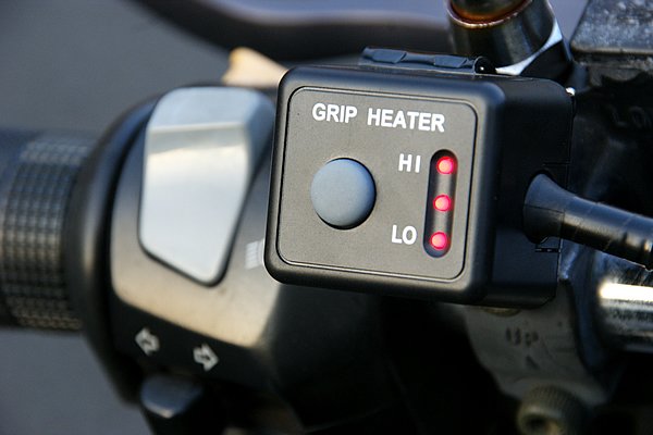 コントローラーのプッシュスイッチで5段階に温度調節可能。電源オンで最大出力からスタートするのも使い勝手が良い。