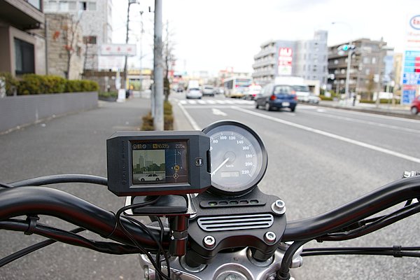 付近の警察車両察知に威力を発揮するカーロケ受信機能も搭載。写真ではバス後方のパトカーとその前方のNシステムを同時に警告している。