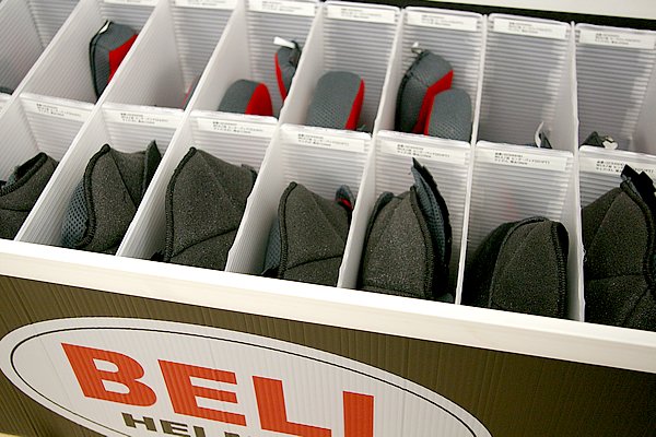 BELLヘルメットの販売店には専用のフィッティングボックスが設置され、1個1個オーナーの頭部にフィットするパッドを装着して販売される。