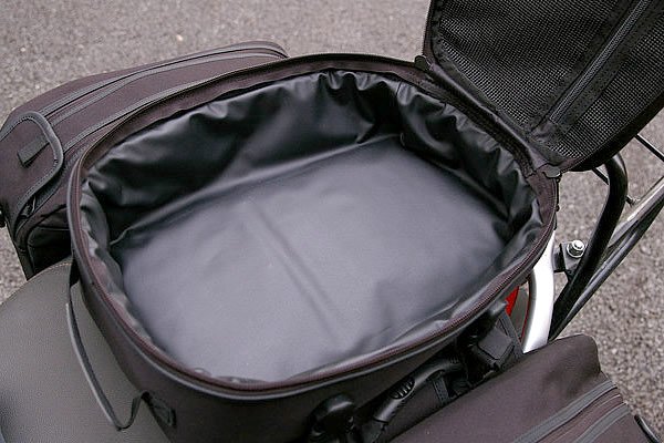 シートバッグ、サイドバッグともに間仕切りの無いシンプルな内部構造。ポケット類は必要最小限に抑えられ、スマートなルックスに。