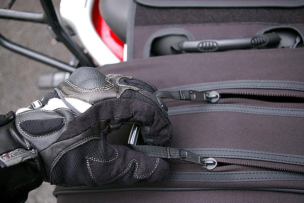 ツーリングバッグの老舗らしく、ファスナー類はいずれもグローブを装着したままでも操作しやすい形状となっている。