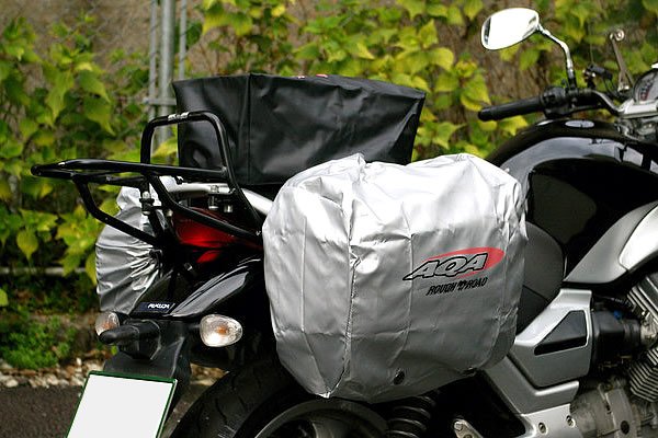 防水カバーは簡易タイプではなく、防水性の高いAQUAIRシリーズのものを標準装備。シートバッグ用はシームレスタイプだ。