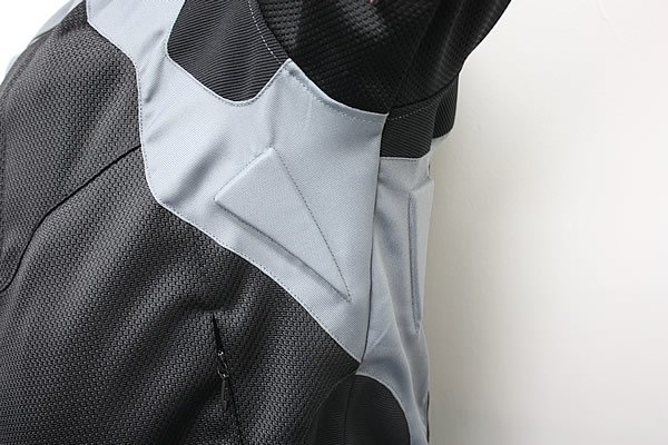 脇の下のプロテクションや腕部の複雑な伸縮構造など、目立たない部分への作り込みが非常に丁寧なのもこのジャケットの特徴。