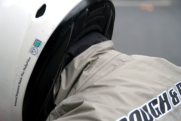 前傾姿勢のバイクなどでは、ヘルメットとレインウェアの隙間から雨水が入ることもあるが、襟のフラップを立てることで浸入を大幅に低減可能だ。