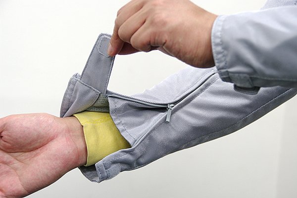 マジックテープを用いた袖口のアジャスター。ジャケットそのものが通気性に秀でているので、ぴったりと閉じても腕全体に風が入り込んでくる。