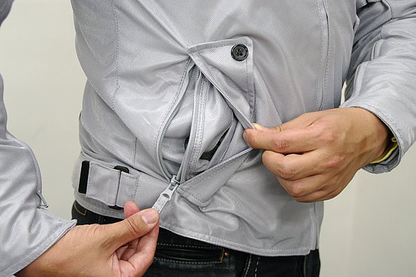 貴重品の収納を想定した2層構造のポケットで、上層ポケットはジッパータイプとなっている。サマーグローブなら着用したままでも開け閉め可能。