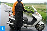 気軽に羽織れるバイク用のコートタイプは珍しい。