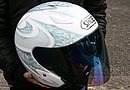 スポーツスターを購入した際に、彼氏にプレゼントとして贈ってもらったSHOEI J-STREAM COUTURE TC-2を愛用。デザインがお気に入り。