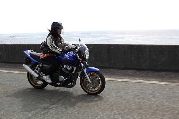 Yukari With ホンダ Cb400 Super Four 女性ライダーストリートスナップ バイクブロス