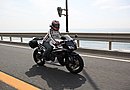 CBR600RRを颯爽と駆る玲さんの身長は155cm。足着きを心配している女子でも難なく乗れます。玲さん、似合っています！