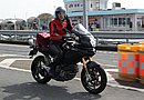 Multistrada 1100s を颯爽と乗りこなす祐子さんの身長は169cm。シート高は845cmあるので165cm以下の女子は注意が必要です。