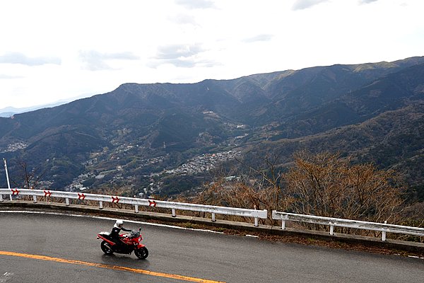 湯河原を抜け大観山まで続く「椿ライン」は、有料道路が多い箱根において、ライダーには嬉しい一般道。クネクネとタイトなコーナーが現れます。