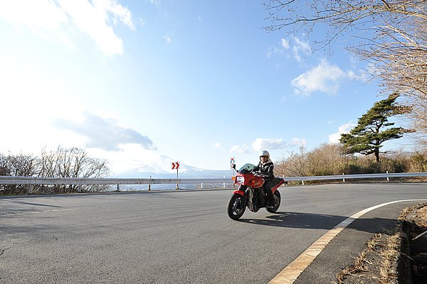 御殿場へ抜ける県道410号線も、多くのライダーが好む道です。有料道路と比べるとタイトなコーナーが続きますが、富士山を近くに感じながら走れます。