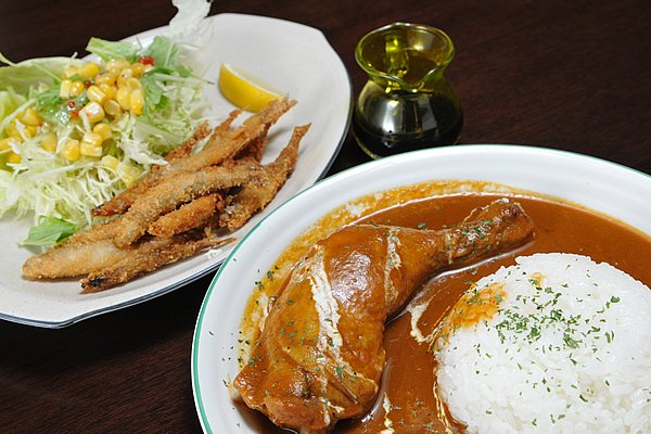 芦ノ湖畔にある「湖亭」では、チキンカレーセットを。大きな骨付き肉がじっくり煮込まれ、絶品です。芦ノ湖名物わかさぎのフライも美味しいですよ。