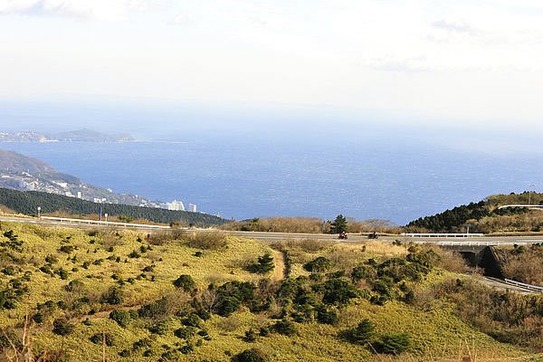 山と海の両方の景色を楽しめる伊豆スカイライン。風が強い日は、少々流されることがあるので、特に250ccなどの軽量車はご注意を。慌てず楽しんでください。