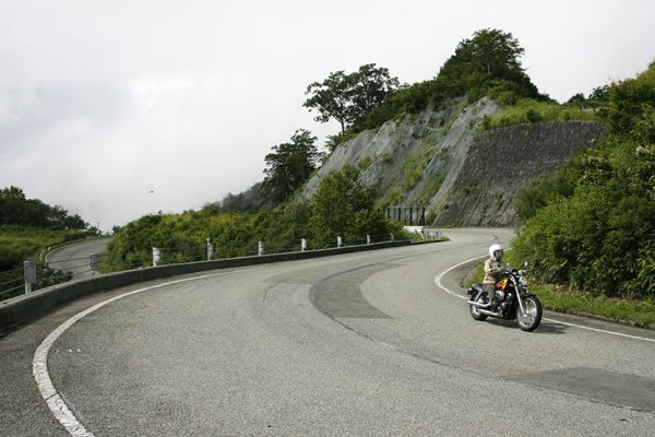 西吾妻スカイバレーは、山形県の米沢市まで続きます。東北で一番標高が高い峠（白布峠1404m）があるのもこの道です。ダイナミックなワインディングでしょ！