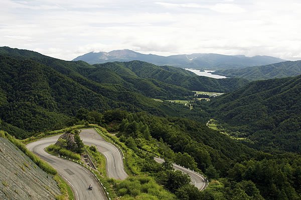 こちらも西吾妻スカイバレー。元々は有料道路だっただけに走り、景色ともにいうことのない絶景ロードなんです！ 九十九折の道や桧原湖が見下ろせる東鉢山七曲展望台で休憩を。