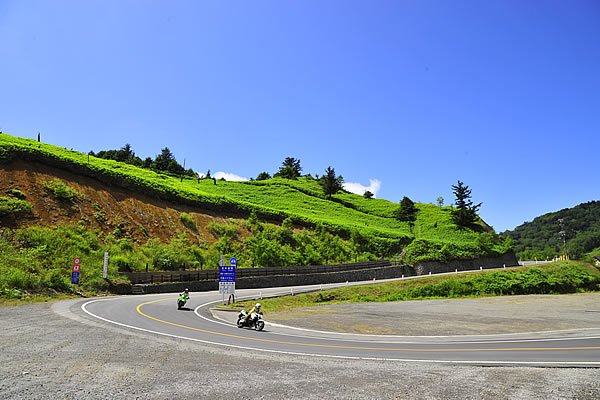 碓氷軽井沢ICから鬼押ハイウェー（自二400円）を抜け万座ハイウェー（自二720円）を走ります。原生林の山腹を抜ける気持ちのいいワインディングロードです。