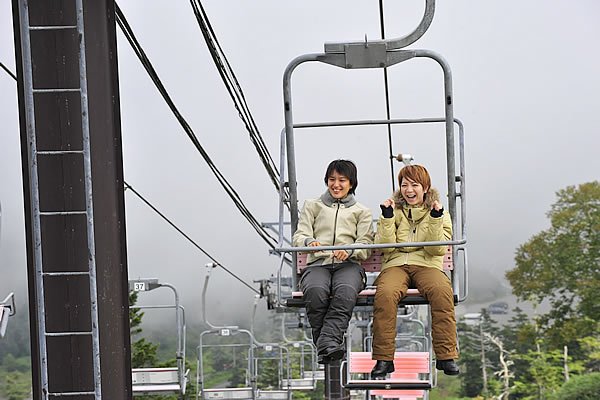 渋峠駐車場にバイクを停めて渋峠ロマンスリフト（往復700円）に乗ります。目指すは、横手山頂。雲よりも上に行くんですよ。少々肌寒いけど。