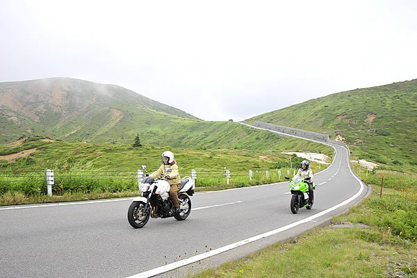 お腹を満たしたら引き続き「志賀草津道路」を走ります。以前は有料道路だったこともあり、走り応えのあるワインディングロードです。冬季通行止めになる前に走ってみて！