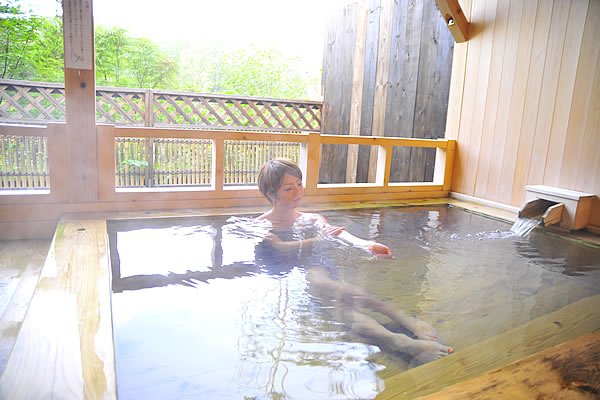 今宵のお宿はツーリングライダー歓迎の「蓮池ホテル」。緊張していた筋肉をやわらかく解きほぐしてくれます。（男性風呂で撮影しています）