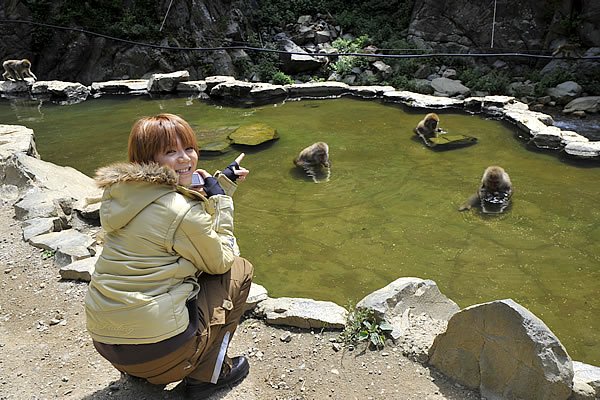 地獄谷野猿公苑では、お猿さんたちが温泉に入っているところが見られます。温泉が気持ちいいっていうことを彼らも知っているんですね。