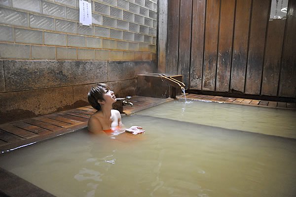 懐かしい雰囲気のある渋温泉は、9つの外湯（共同浴場）が点在しています。私は九番湯の「大湯」に入りました。鉄分が豊富な湯でした。