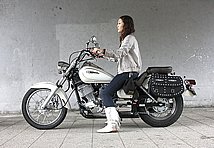 バイクを選ぶうえで重要視するのが、シートの高さ。このDS250のシート高は670mmと低く、小柄な女子でも安心して乗れますよ。しかも装備重量は160kgという軽さです！