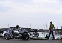 海水浴を楽しんでいたら、あたりはすっかり暗くなってきた。富津には小さな漁港がある。ということは、美味しい海鮮系のものが食べられるんじゃない？ とても腹ペコなのだ。