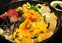 県道90号線に面した「くい処 魚忠」で晩ごはん。見て、この貝鮮丼！ 貝鮮丼というだけあって、トリ貝、赤西貝、ミル貝、青柳、青柳のナメロウ、マグロ、ヒラメがこれでもかっ！ってぐらい載っています。