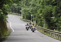 国道20号線から県道76号線へ入ると、道は細くなるけれどクネクネとしていて楽しい。マスツーリングの基本は前後のバイクが互い違いに走る「千鳥走行」なんだって。確かに、後ろの様子も分かりやすい！